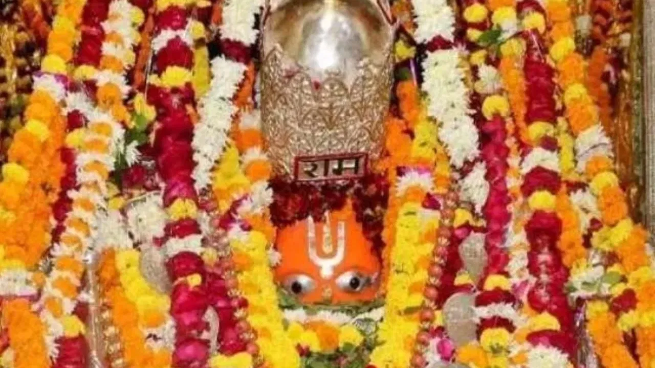 हनुमानगढ़ी से जारी हुआ फरमान, अब प्रसाद बेचने वालों को करना पड़ेगा ये काम