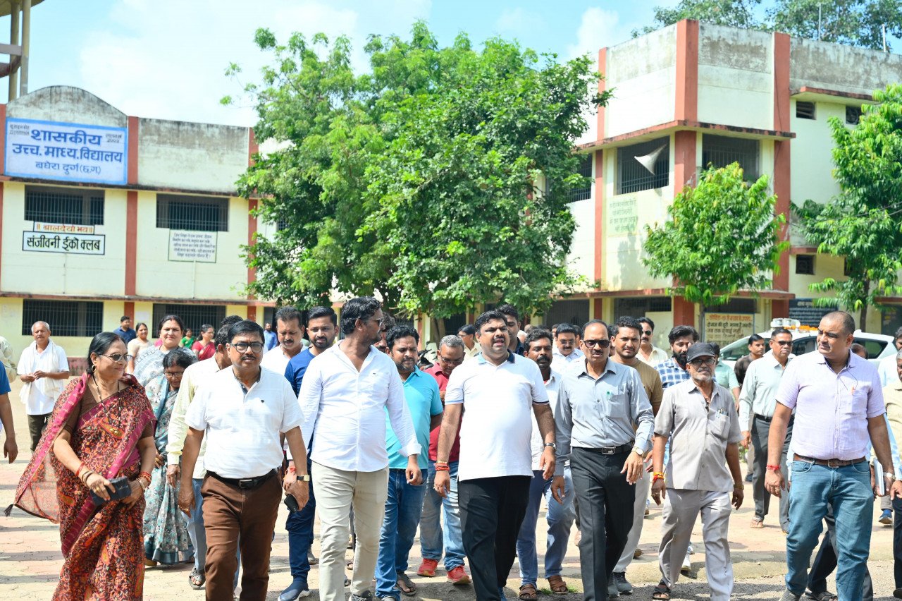 Durg News-स्कूल शिक्षा मंत्री यादव ने किया विद्यालयों का निरीक्षण