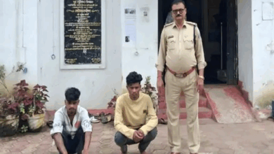 रायगढ़ में यात्री प्रतीक्षालय से 1 लाख पार,दो गिरफ्तार:दुर्घटना की सहायता राशि लेकर घर जाने निकले थे युवक, पुलिस ने दो चोरों को दबोचा