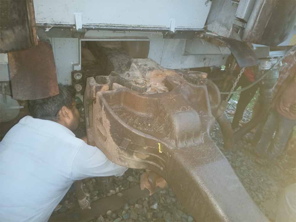 कपलिंग टूटी रुकी मुंबई एलटीटी सुपरफास्ट, कई ट्रेनें रहीं प्रभावित कपलिंग टूटी रुकी मुंबई एलटीटी सुपरफास्ट, कई ट्रेनें रहीं प्रभावित