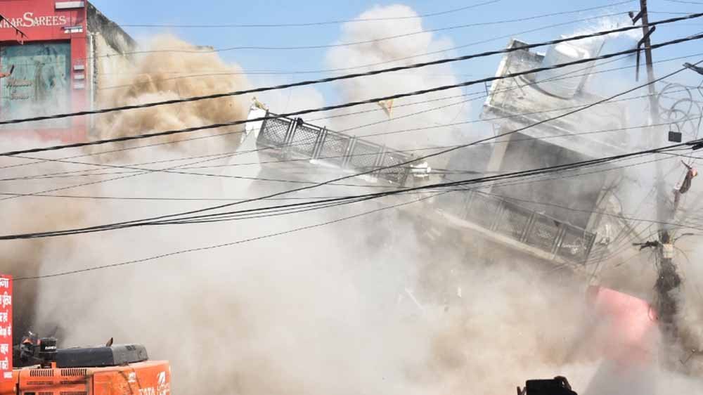 मेरठ: सेंट्रल मार्केट में कॉम्प्लेक्स 22 सेकंड में जमींदोज़, दुकाने बनीं मलबे का ढेर
