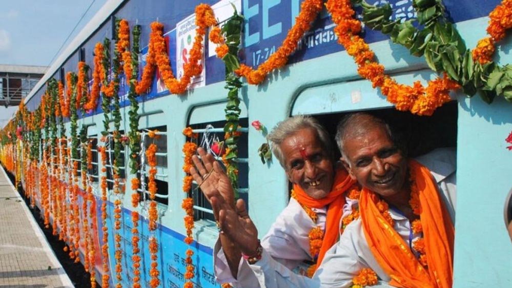 महासमुंद जिले के 323 तीर्थयात्री मुख्यमंत्री तीर्थ दर्शन योजना के अंतर्गत निकल पड़े प्रयागराज-काशी यात्रा पर