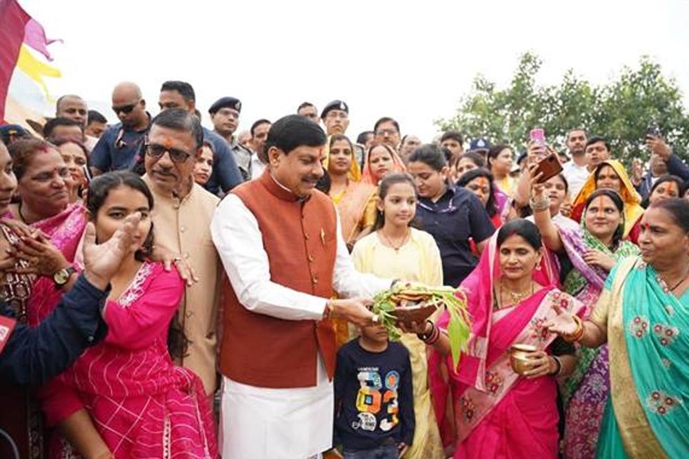 माता और बहनों का त्याग ही हमारे देश को अखंडता और अनेकता में एकता के सूत्र में पिरोता है : मुख्यमंत्री डॉ. यादव माता और बहनों का त्याग ही हमारे देश को अखंडता और अनेकता में एकता के सूत्र में पिरोता है : मुख्यमंत्री डॉ. यादव
