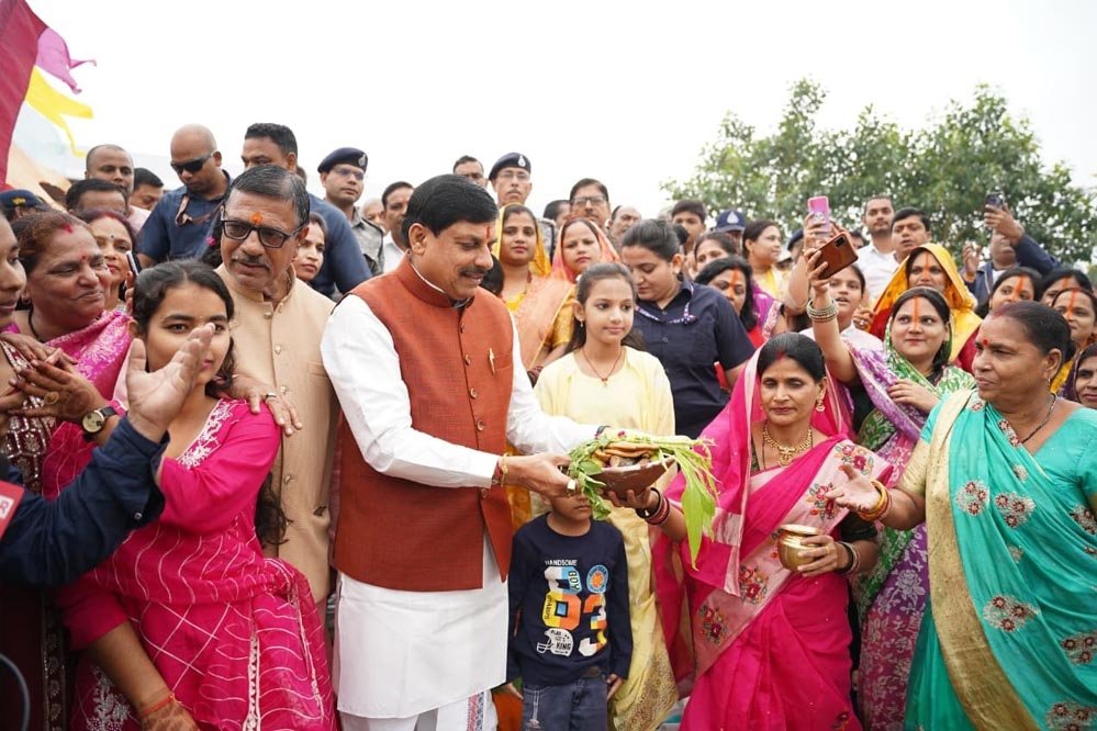 छठ पर्व: सीएम ने सूर्य को दिया अर्घ्य, कहा- पर्व से मजबूत होती है सनातन संस्कृति की आस्था
