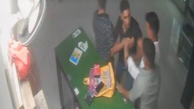 ढाबा संचालक को जेल प्रहरियों ने पटककर पीटा…VIDEO:कर्मचारी को भी मारे कई थप्पड़