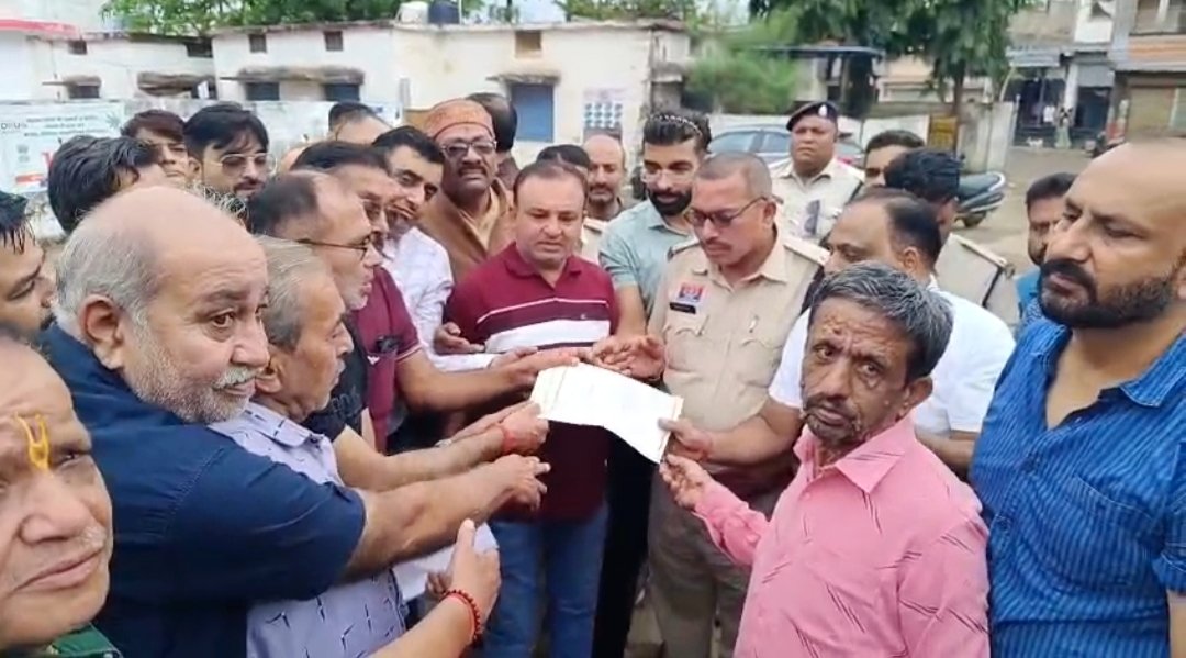 GPM: अग्रवाल और सिंधी समाज का आक्रोश, क्रांति सेना अध्यक्ष अमित बघेल की गिरफ्तारी की मांग को लेकर पुलिस को सौंपा ज्ञापन