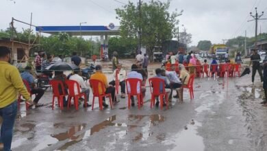 कोरबा: हर दिन करोड़ों की कमाई पर सड़कों की सुध लेने वाला कोई नहीं, गुस्साएं ग्रामीणों ने लखनपुर मार्ग किया जाम