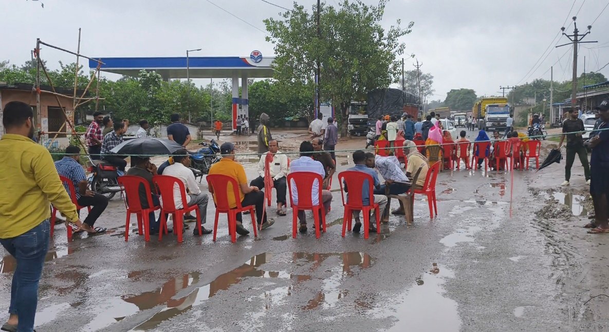 कोरबा: हर दिन करोड़ों की कमाई पर सड़कों की सुध लेने वाला कोई नहीं, गुस्साएं ग्रामीणों ने लखनपुर मार्ग किया जाम