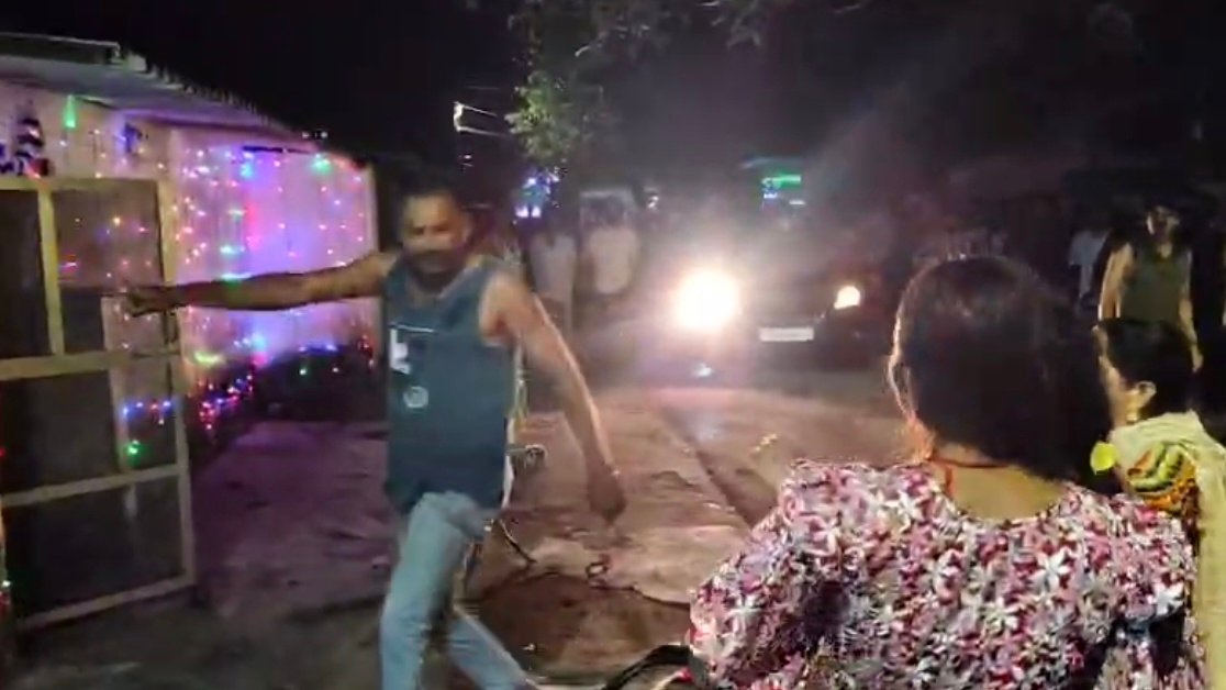 कोरबा: शराब के नशे में चूर CRPF जवान का मोहल्ले में आतंक, लोगों को बेल्ट से पीटने का भी आरोप