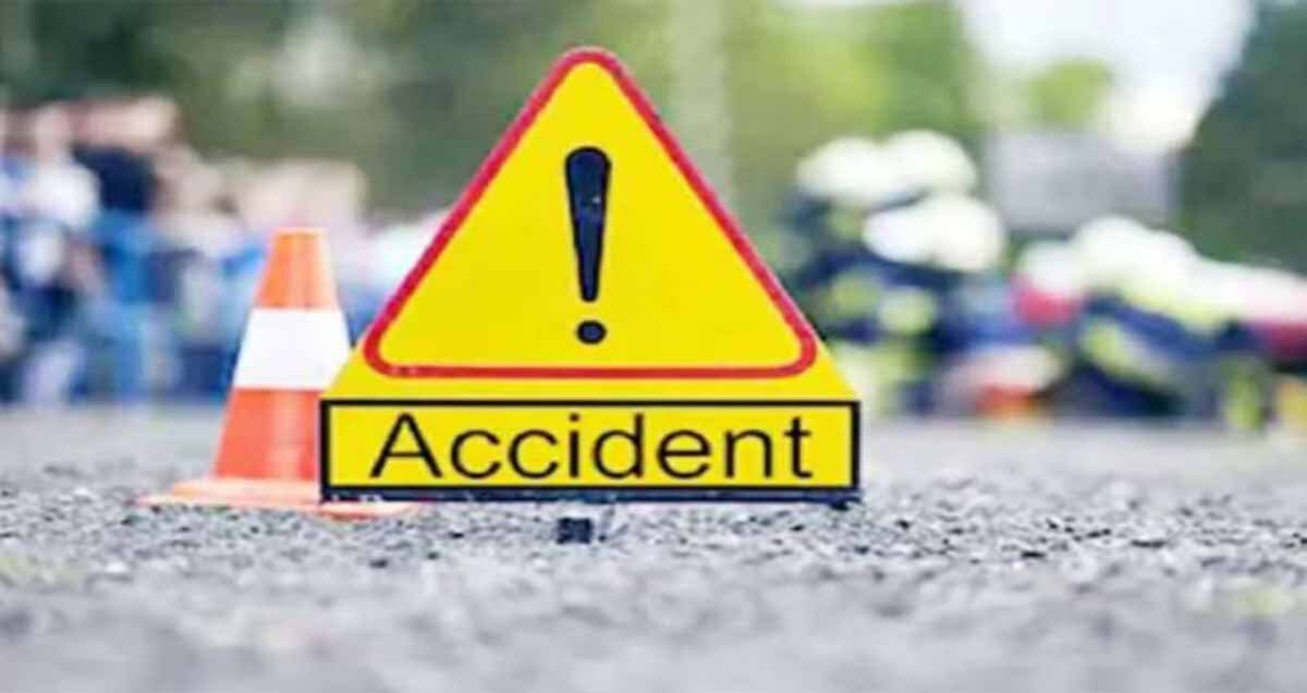 बेमेतरा हादसा: बेकाबू कार ने ली तीन की जान, गुस्साई भीड़ ने आरोपी के घर को घेरा बेमेतरा हादसा: बेकाबू कार ने ली तीन की जान, गुस्साई भीड़ ने आरोपी के घर को घेरा