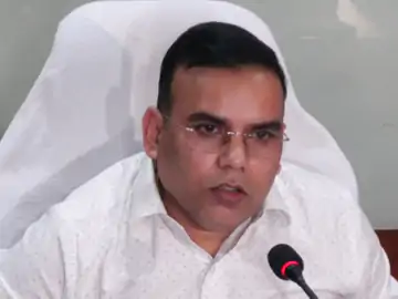 SIR प्रक्रिया…CG में 2.80 करोड़ वोटर्स को भरना होगा गणना-प्रपत्र-फॉर्म:निर्वाचन आयुक्त बोले-95% लोगों को नहीं दिखाना होगा दस्तावेज, 30 हजार अधिकारियों की लगी ड्यूटी