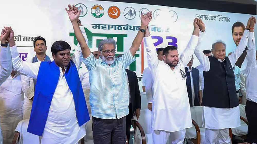 महागठबंधन का बड़ा दांव: तेजस्‍वी यादव ने जारी किया घोषणापत्र, युवाओं और किसानों को लुभाने की कोशिश