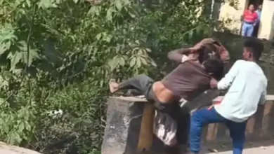 कोरबा में दोस्तों के बीच विवाद ने ली हिंसक रूप: नाले में उल्टा लटकाने की कोशिश, वीडियो वायरल