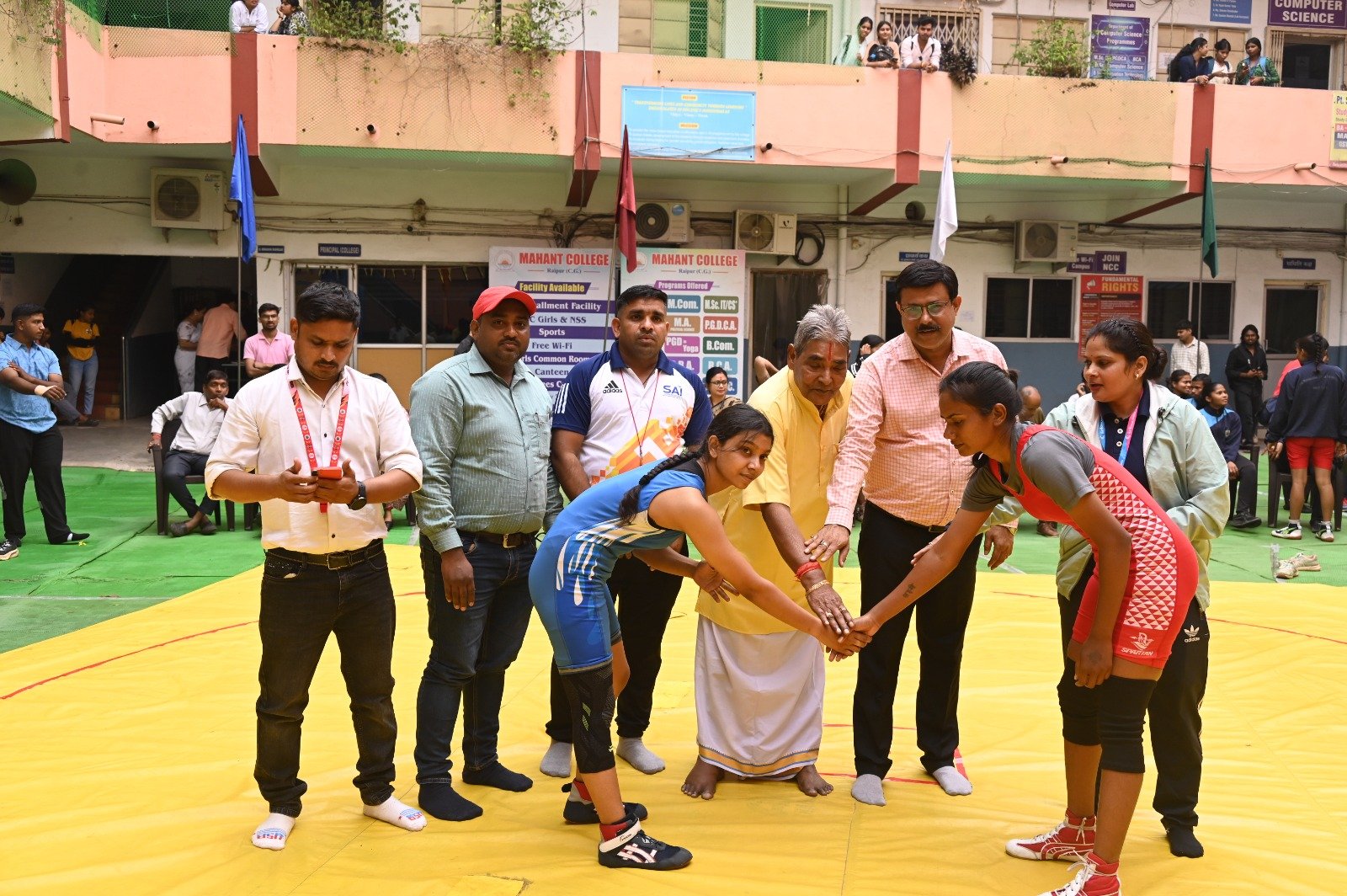 महंत कॉलेज में हुई कुश्ती प्रतियोगिता, अलग-अलग वर्ग में छात्र-छात्राओं ने मारी बाजी