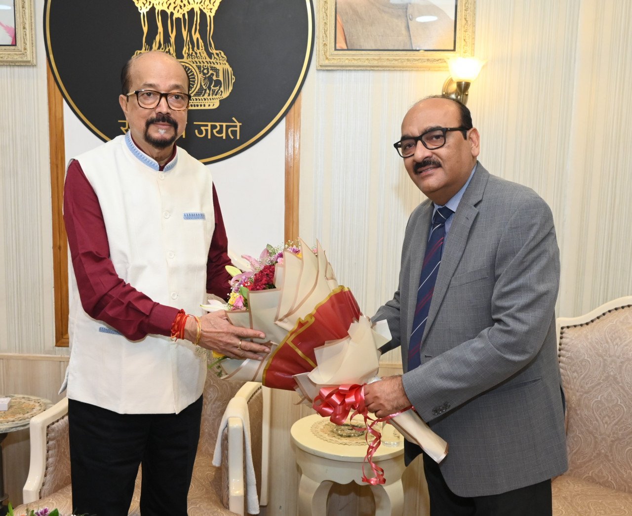 CG News-राज्यपाल रमेन डेका से नव नियुक्त मुख्य सचिव विकास शील ने सौजन्य भेंट की