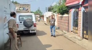 धमतरी में EOW की रेड: ठेकेदार से 5 घंटे चली पूछताछ, कई महत्वपूर्ण दस्तावेज जब्त