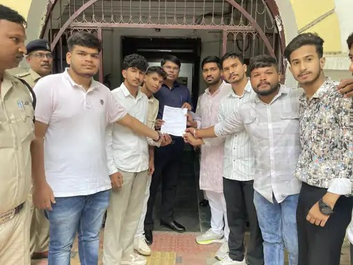 ‘अरपा पैरी के धार’ गाने को लेकर NSUI का प्रदर्शन:सभी सार्वजनिक जगहों पर गीत बजाने की मांग;बोले- डिमांड पूरी नहीं होने पर लाउडस्पीकर बजाएंगे