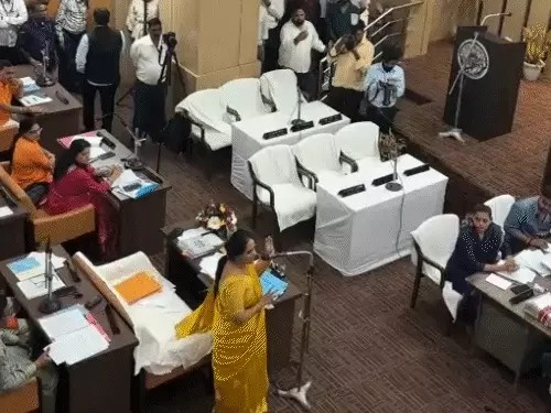 रायपुर निगम सामान्य सभा…नेता प्रतिपक्ष बदलने पर हंगामा:आकाश तिवारी ने GST रिफार्म को बताया गब्बर-टैक्स, BJP पार्षद ने उठाई शराब दुकान हटाने की मांग रायपुर निगम सामान्य सभा…नेता प्रतिपक्ष बदलने पर हंगामा:आकाश तिवारी ने GST रिफार्म को बताया गब्बर-टैक्स, BJP पार्षद ने उठाई शराब दुकान हटाने की मांग