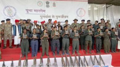 कांकेर में 21 नक्सलियों ने AK-47 समेत अन्य हथियारों के साथ किया आत्मसमर्पण, रेड कारपेट बिछाकर किया गया स्वागत