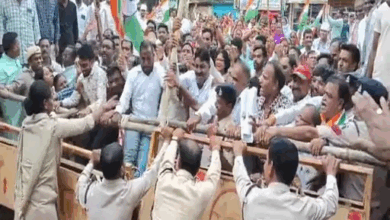 जांजगीर-चांपा में कांग्रेस ने SDM कार्यालय घेरा:किसानों की समस्याओं को लेकर सड़कों पर उतरे विधायक संग कार्यकर्ता, समाधान नहीं होने पर आंदोलन की चेतावनी