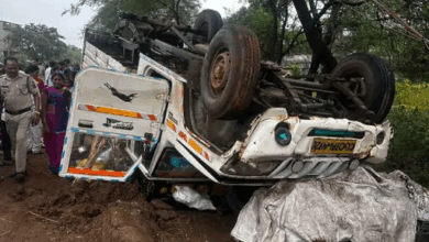 बलौदाबाजार में पिकअप पलटने से एक की मौत, 17 घायल:बेयरिंग टूटने से पिकअप अनियंत्रित होकर पलटी, पिकनिक मनाने जा रहे थे तुरतुरिया