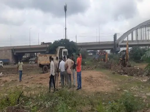 खुर्सीपार के खेल परिसर में खुल गई शराब दुकान:विरोध करने वाले पार्षद को भेजा जेल, पुलिस बल की तैनाती में प्रशासन ने खुलवाई दुकान