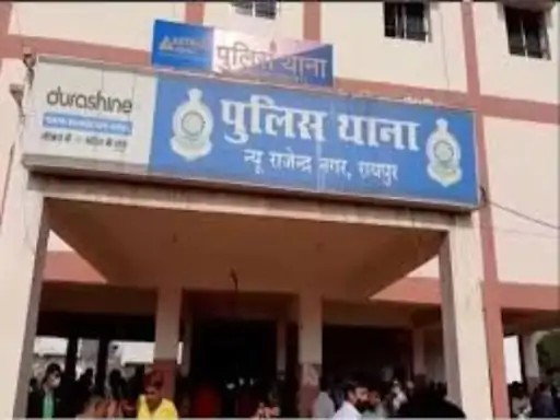 रायपुर में कलर्स मॉल के बाहर महिला का पर्स स्नेचिंग:2 लड़के बाइक से आए, धक्का देकर पर्स छीने और भागे; नगद-मोबाइल की लूट