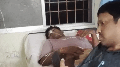 नशे में अस्पताल पहुंचा डॉक्टर…मरीज के पैर पर गिरा,VIDEO:खुद को संभाल नहीं पाया, लड़खड़ाता-बड़बड़ाता रहा, सक्ती CHC की घटना, CMHO ने नोटिस जारी किया
