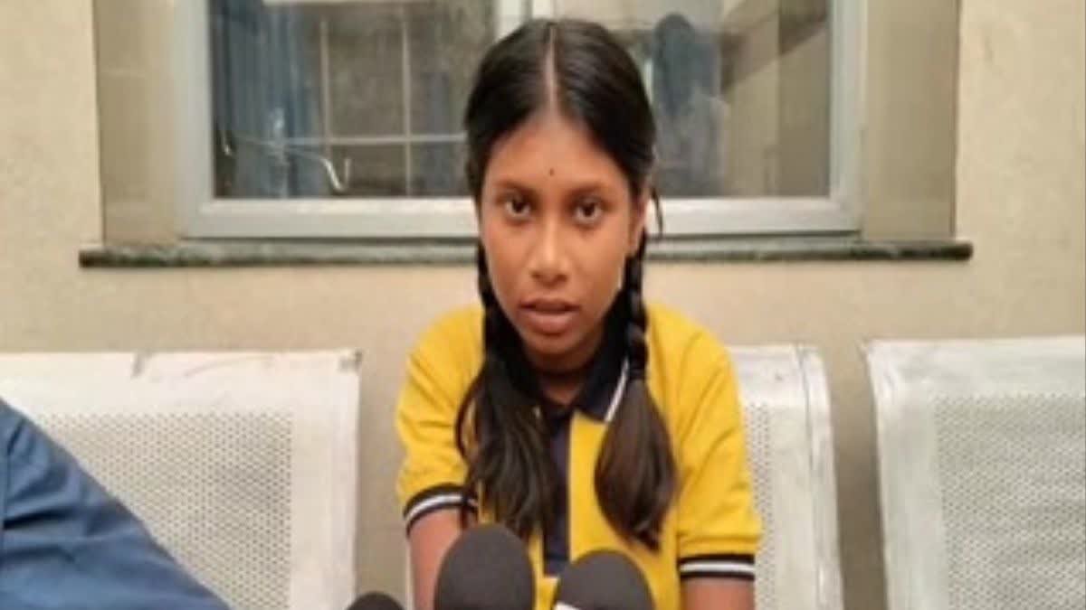 स्कूली बच्चों से भरी ऑटो पलटी, मवेशी सामने आने पर हुआ हादसा, दो की हालत गंभीर