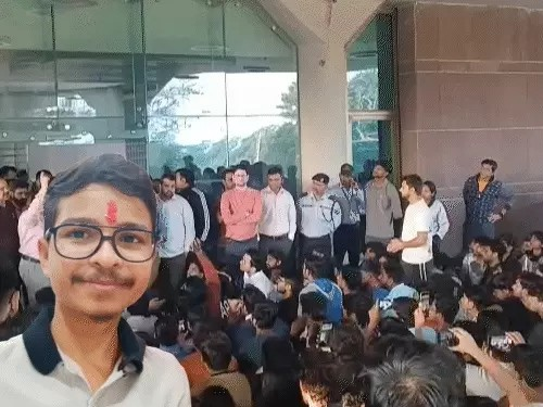 भिलाई IIT में MP के छात्र की मौत, डॉक्टर सस्पेंड:स्टूडेंट्स बोले- बिना चेक किए दवाई दी, तबीयत बिगड़ने से अगले दिन गई जान
