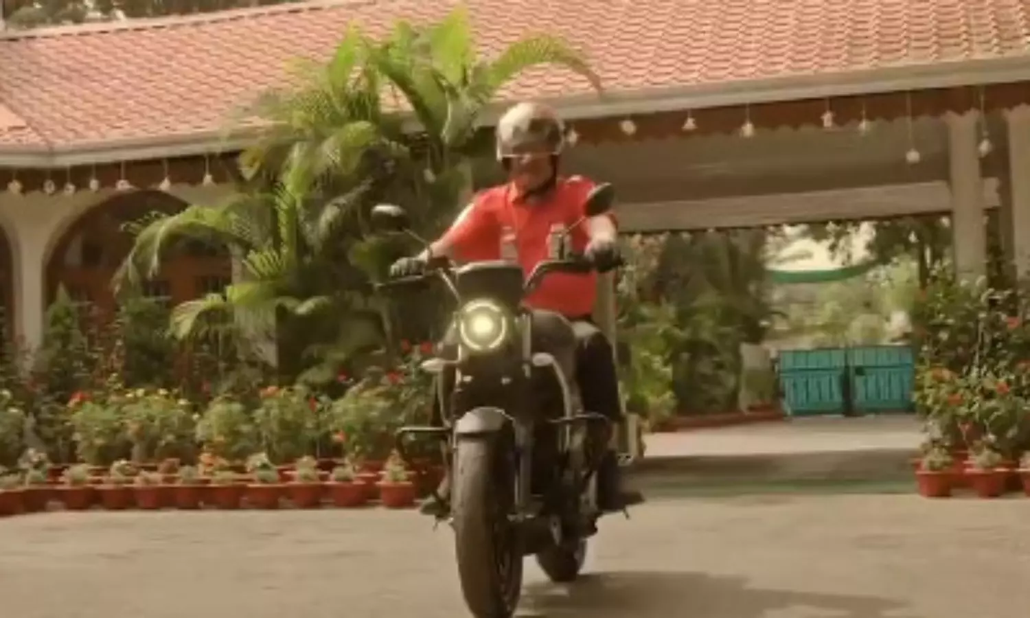 CM साय ने चलाई स्पोर्ट्स बाइक , युवाओं को दिया रोड सेफ्टी का सन्देश