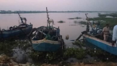महानदी रेत घाट में कार्रवाई करते हुए अवैध रेत उत्खनन के मामले में चार नौकाएं जब्त