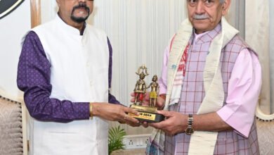 राज्यपाल रमेन डेका से जम्मू-कश्मीर के उपराज्यपाल मनोज सिन्हा ने की मुलाकात