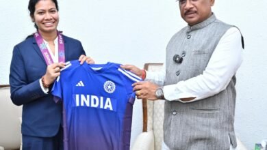 वर्ल्ड कप विजेता भारतीय महिला क्रिकेट टीम की फिजियोथेरेपिस्ट आकांक्षा सत्यवंशी ने सीएम से की मुलाकात