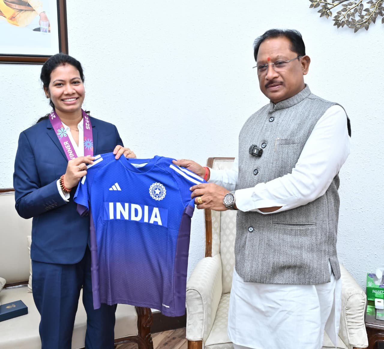 वर्ल्ड कप विजेता भारतीय महिला क्रिकेट टीम की फिजियोथेरेपिस्ट आकांक्षा सत्यवंशी ने सीएम से की मुलाकात वर्ल्ड कप विजेता भारतीय महिला क्रिकेट टीम की फिजियोथेरेपिस्ट आकांक्षा सत्यवंशी ने सीएम से की मुलाकात