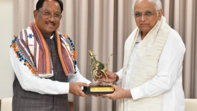 मुख्यमंत्री साय ने गांधीनगर में गुजरात के मुख्यमंत्री भूपेंद्र पटेल से की सौजन्य भेंट