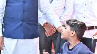 पैरों से चित्र उकेरने वाली पूनम के जीवन में मुख्यमंत्री ने भरी नई उम्मीद- अब विशेष विद्यालय में मिलेगा शिक्षण और छात्रवृत्ति