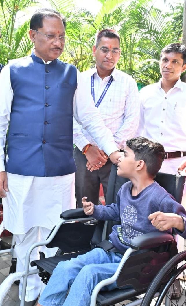 पैरों से चित्र उकेरने वाली पूनम के जीवन में मुख्यमंत्री ने भरी नई उम्मीद- अब विशेष विद्यालय में मिलेगा शिक्षण और छात्रवृत्ति