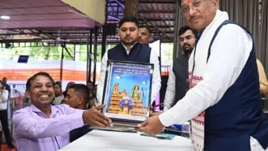 जनदर्शन में अद्भुत दृश्य—भिलाई के अंकुश देवांगन ने सीएम को भेंट की संगमरमर पर बनी पीएम मोदी की सूक्ष्म प्रतिमा