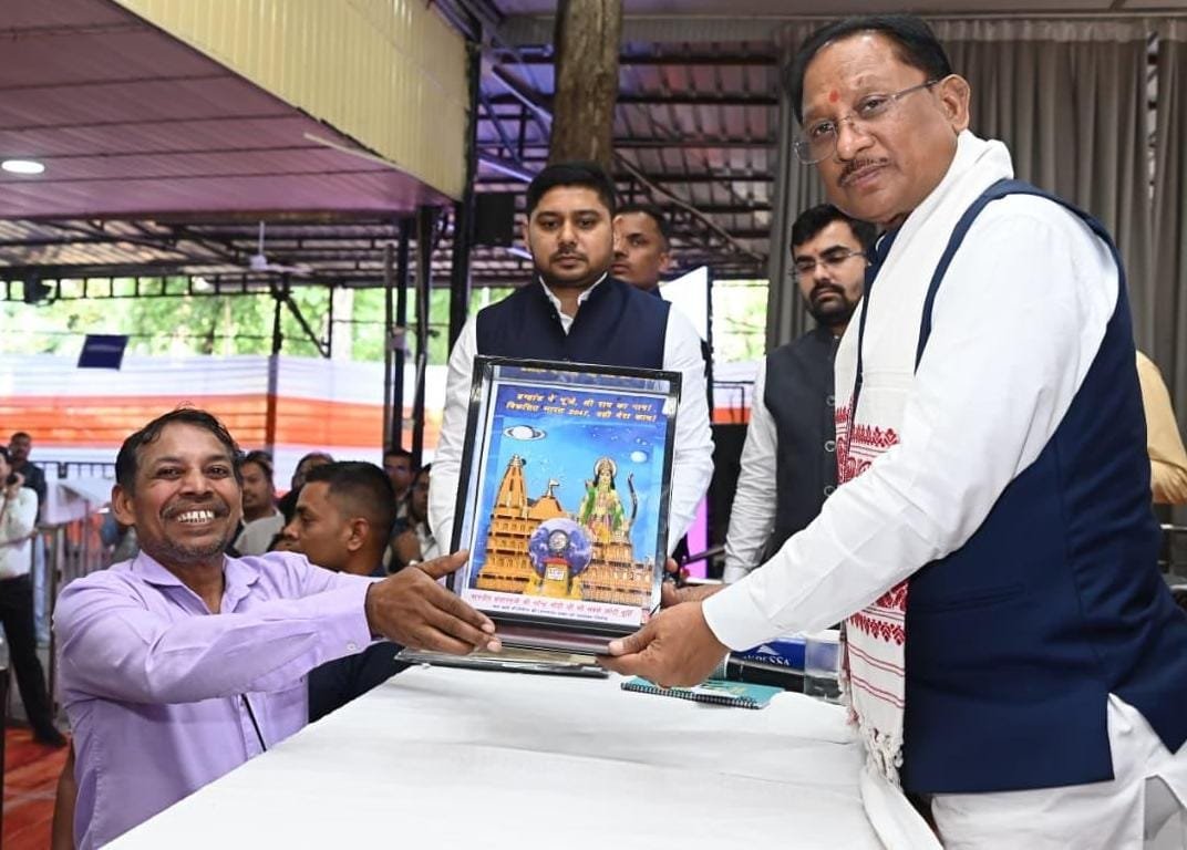 जनदर्शन में अद्भुत दृश्य—भिलाई के अंकुश देवांगन ने सीएम को भेंट की संगमरमर पर बनी पीएम मोदी की सूक्ष्म प्रतिमा