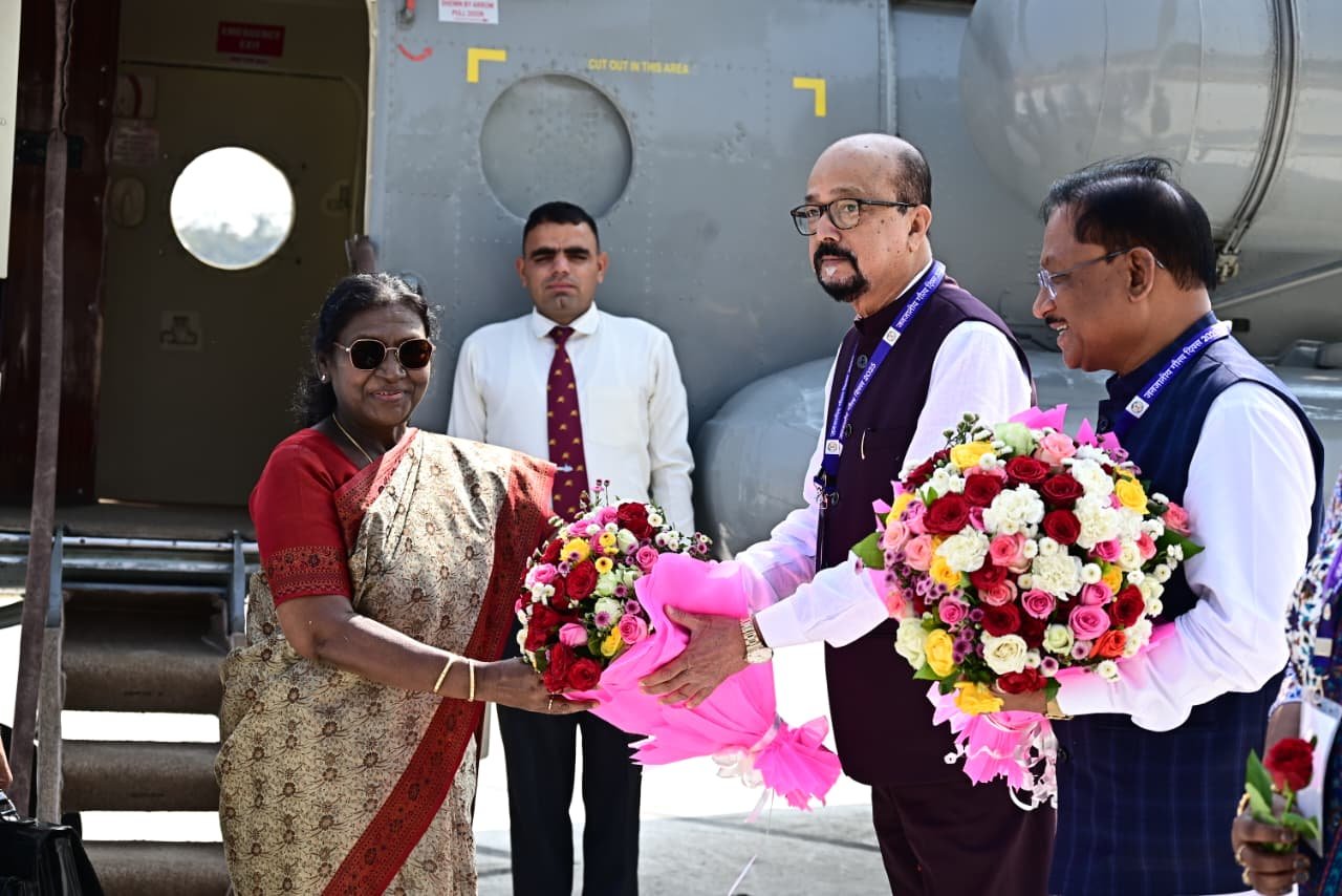 राष्ट्रपति द्रौपदी मुर्मु का अंबिकापुर के हैलीपैड में राज्यपाल और सीएम साय ने किया स्वागत