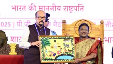 राष्ट्रपति मुर्मु के छत्तीसगढ़ आगमन पर राज्यपाल ने भेंट की भित्ती चित्रकारी की पेंटिंग
