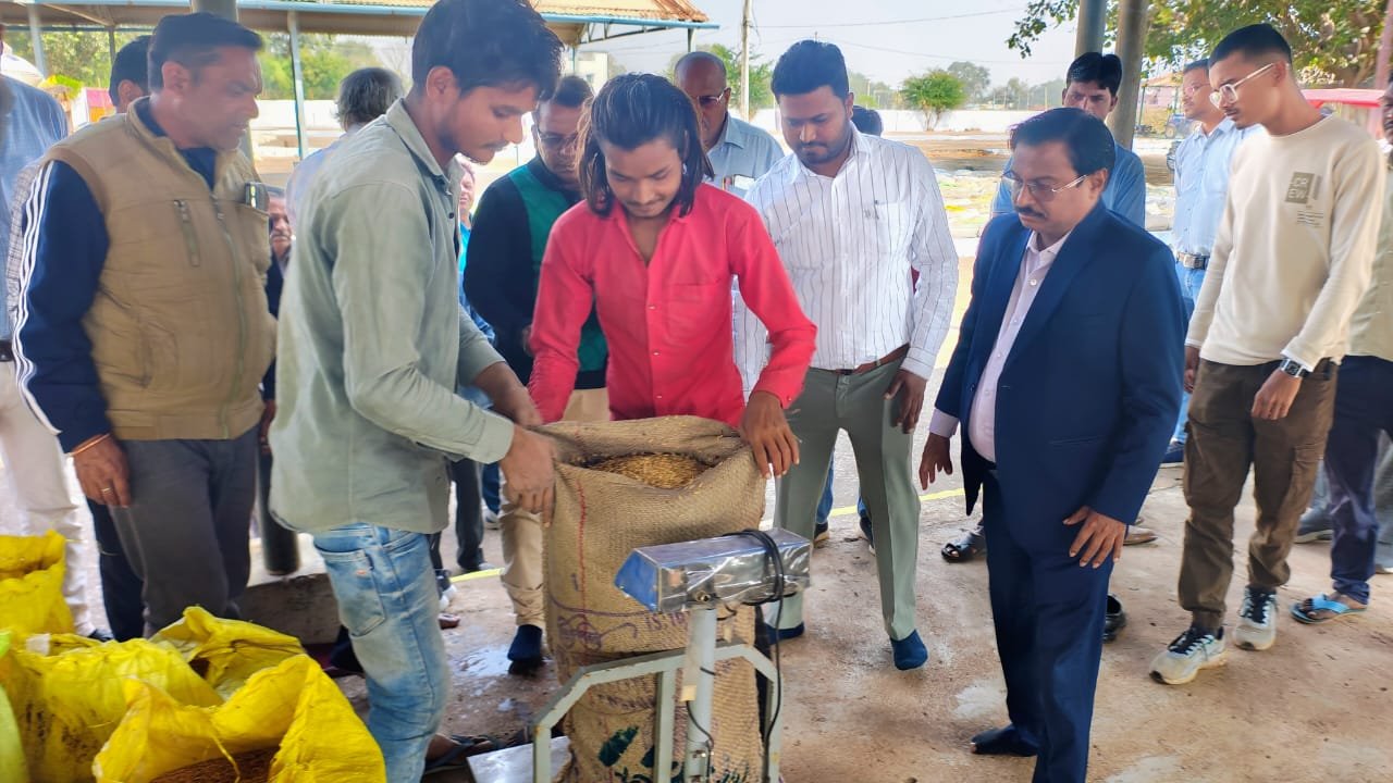 संभागायुक्त महादेव कावरे ने धान खरीदी का किया निरीक्षण