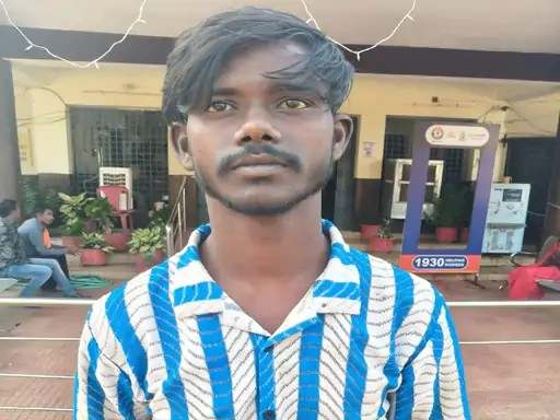 भिलाई में तलवार लहराकर राहगीरों को डरा रहा था:पुलिस ने घेराबंदी कर दबोचा; गुंडा बनने के शौक में ऐसी हरकत की भिलाई में तलवार लहराकर राहगीरों को डरा रहा था:पुलिस ने घेराबंदी कर दबोचा; गुंडा बनने के शौक में ऐसी हरकत की