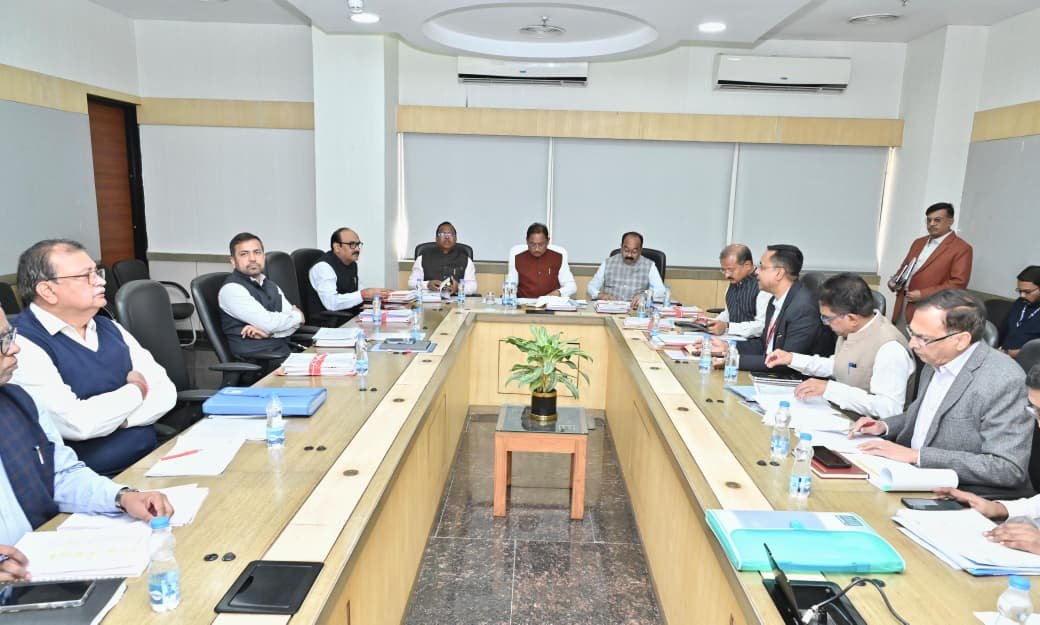 प्रदेश की सिंचाई क्षमता बढ़ाने, भूजल स्तर सुधारने और शहरी क्षेत्रों में पेयजल आपूर्ति को सुदृढ़ बनाने पर हुई व्यापक चर्चा