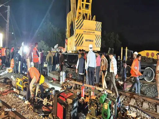 ट्रेन ड्राइवर पर गैरइरादतन हत्या का केस दर्ज:5 विभागों की रिपोर्ट… लोको पायलट ने 76 किमी की रफ्तार से रेड सिग्नल पर दौड़ाई मेमू ट्रेन ड्राइवर पर गैरइरादतन हत्या का केस दर्ज:5 विभागों की रिपोर्ट… लोको पायलट ने 76 किमी की रफ्तार से रेड सिग्नल पर दौड़ाई मेमू