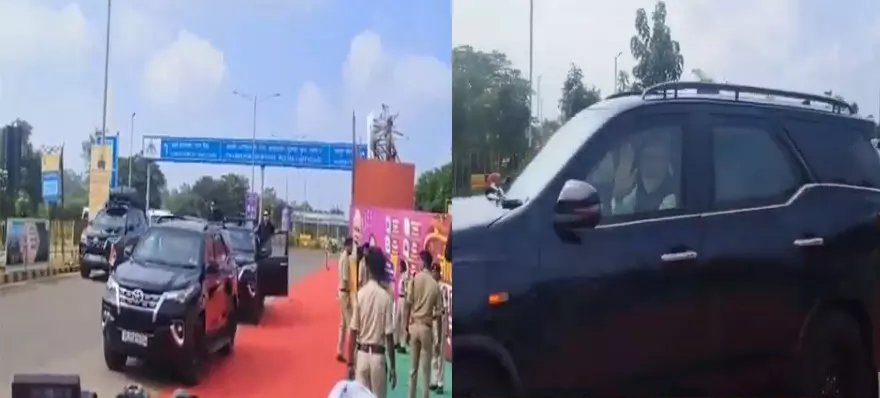 पीएम मोदी पहुंचे रायपुर, एक झलक पाने के लिए रास्ते में फूल लिए खड़ी रही जनता