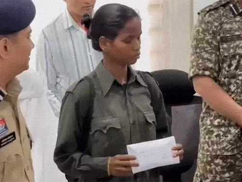 खैरागढ़ में 17 लाख की इनामी महिला नक्सली का सरेंडर:14 साल सक्रिय रही; पुलिस बलों पर हमले की प्लानिंग में शामिल होती थी