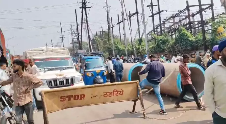 राजधानी में बड़ा हादसा : खुले पड़े गड्ढे में गिरने से दो मासूम की मौत, परिजनों में छाया मातम, लोगो ने गुस्से में जाम किया रिंग रोड