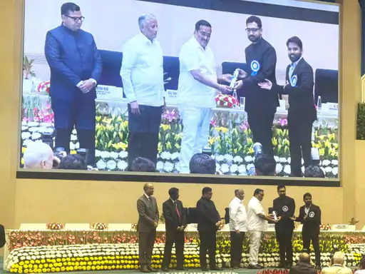 महासमुंद को जल संचय में प्रथम पुरस्कार, एक करोड़ प्रोत्साहन:राष्ट्रपति द्रौपदी मुर्मू ने कलेक्टर विनय कुमार लंगेह को किया सम्मानित